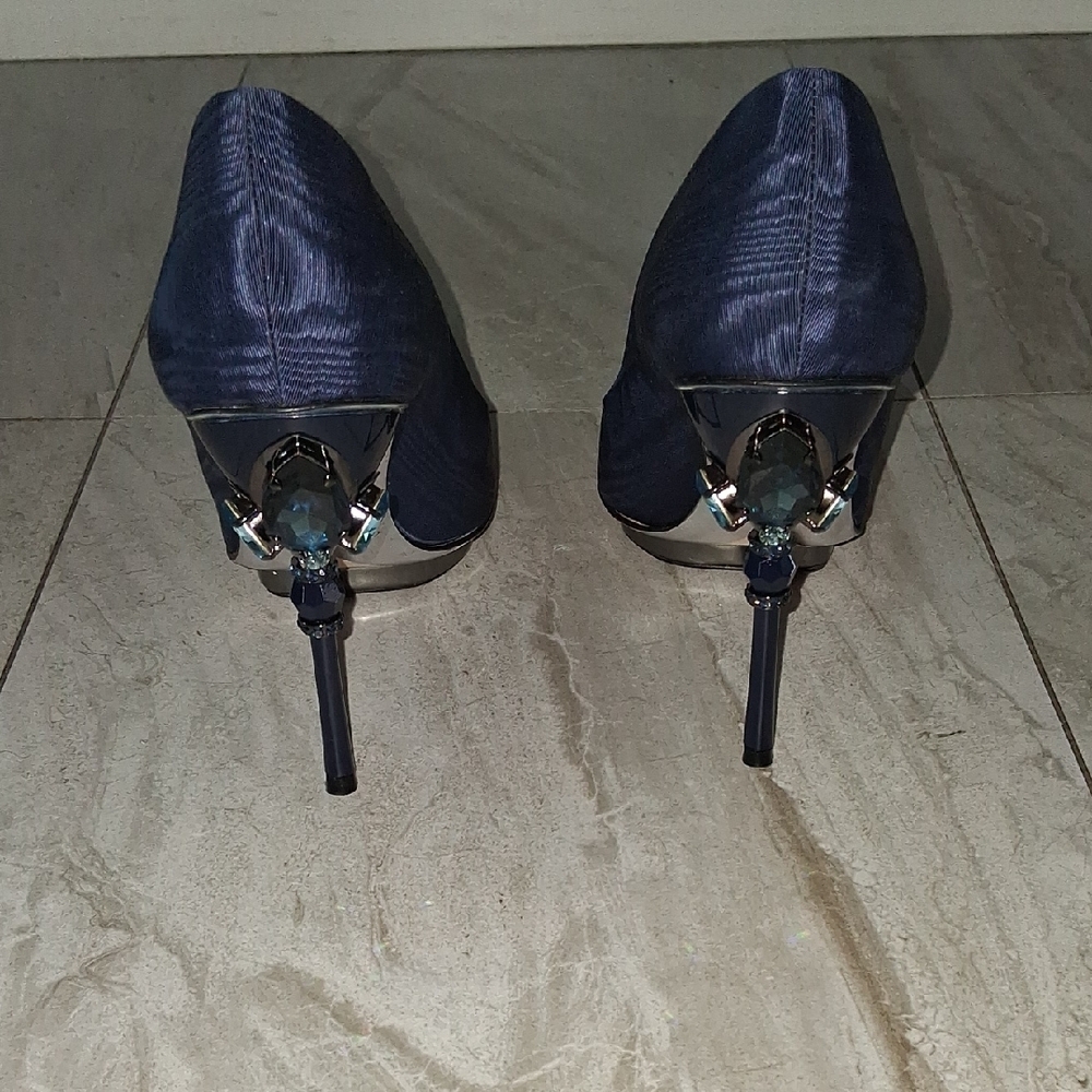 Oscar de la Renta Navy Heels - Picture 2 of 7